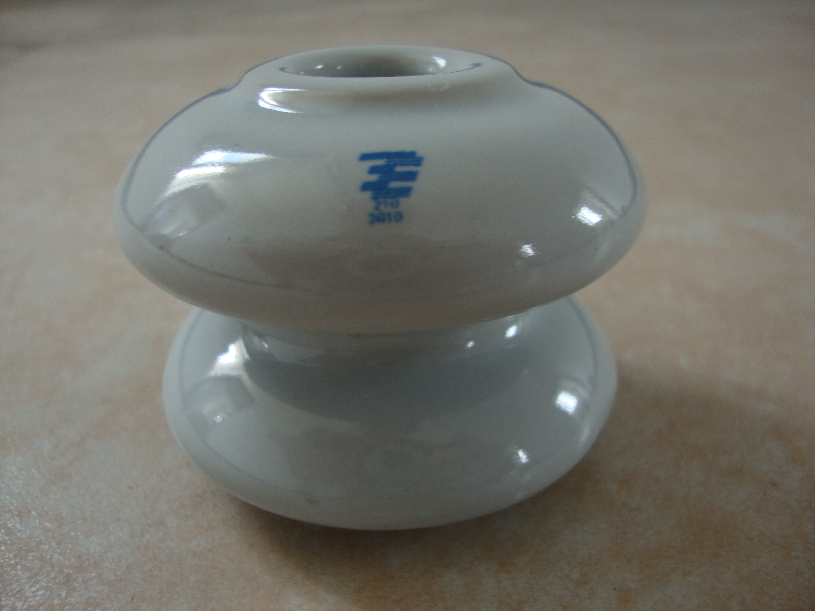 210 TYPE 210 Shackle Type Insulator